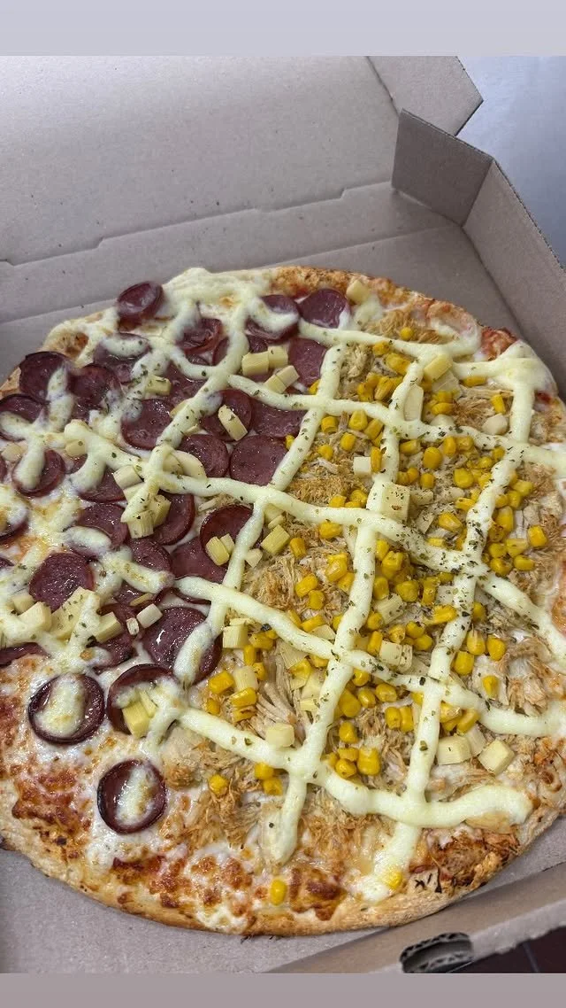 Brazilian pizza with chicken, corn and sausage